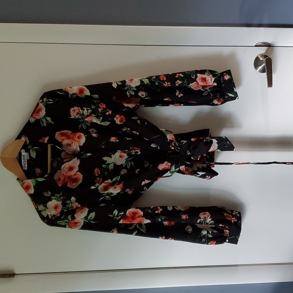 Like new! Women's button down w/tie waist in black w/floral print, UK 18/US 14